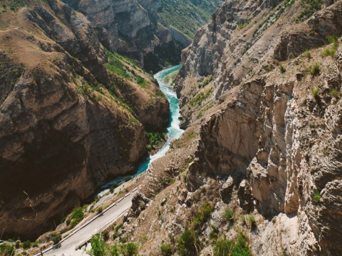 Дорога вдоль бирюзовой реки Сулак , фото unsplash.com/@one_eyed_joe В Дагестане на машине стоит доехать до Сулакского каньона
