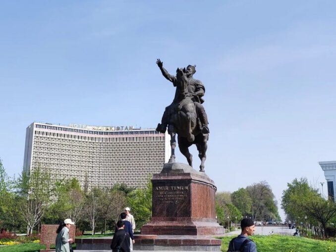 Памятник Тамерлану в Ташкенте - весна Памятник Тамерлану - в марте в Ташкенте встречают раннюю весну