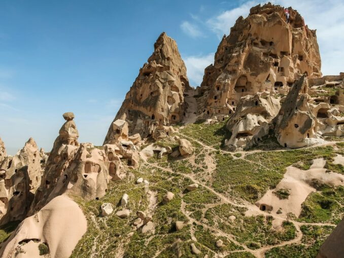 Крепость в Учхисаре в Каппадокии, фото unsplash.com/@irfansimsar Замок в Учхисаре в Каппадокии в Турции