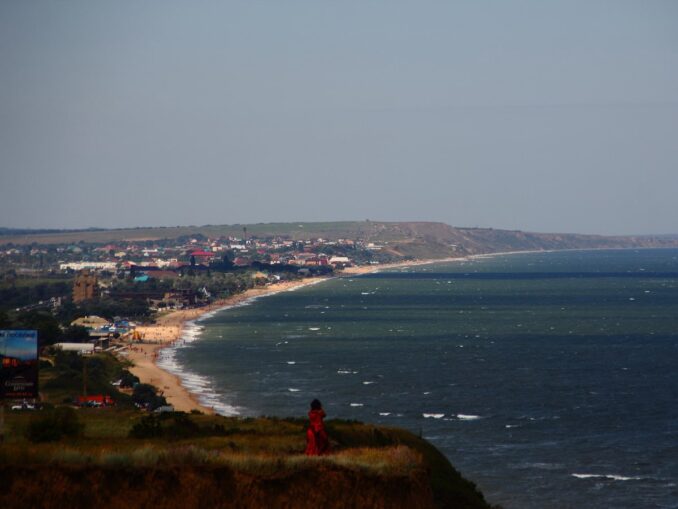 Азовское море и пляж в станице Голубицкая, фото @Nikolay Sizonenko/Wikimedia Commons В Голубицкую на Азовском море нужно ехать с детьми