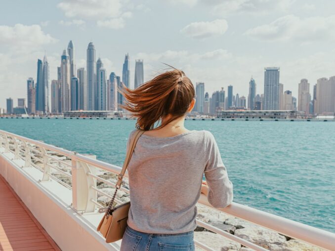 Девушка в Дубае в начале весны, фото katetrysh/Pixabay.com Весной в Дубае не так жарко