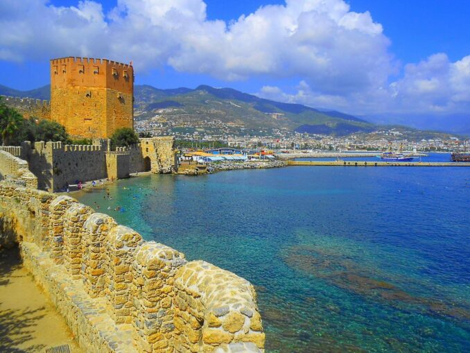Море в майской Алании, фото @TL18/Pixabay.com Красная башня и море - в Алании в Турции в мае теплее всего