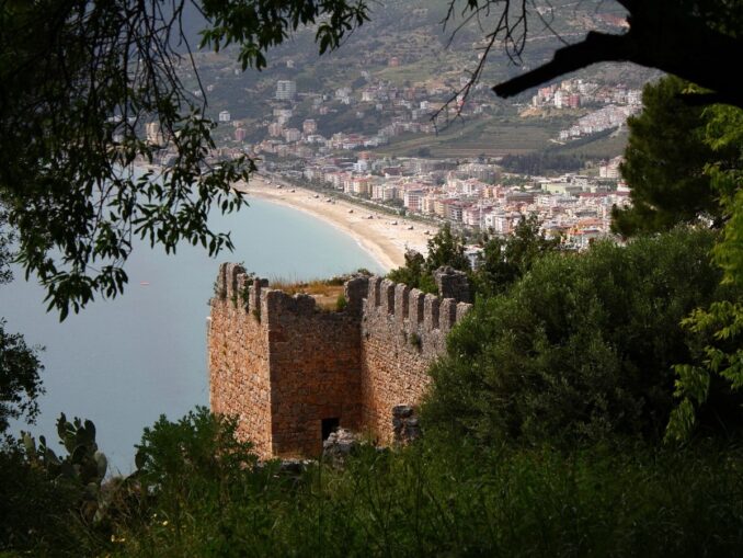 Пляж Клеопатры, Алания, фото @CANONIER/Wikimedia Commons Пляж Клеопатры в Алании - в мае еще мало туристов