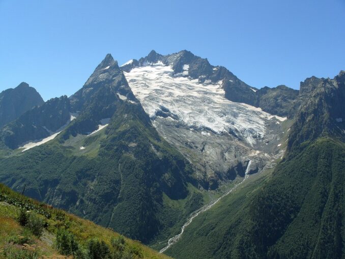 Домбай, Кабардино-Балкария, фото @Valentina Dyptan/Wikimedia Commons Домбай можно съездить посмотреть из Кисловодска уже в апреле