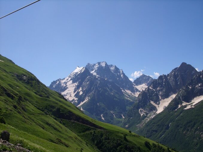 Горное ущелье Домбай-Ульген, фото @LxAndrew/Wikimedia Commons Летом Домбай лучше Эльбруса, намного более красив