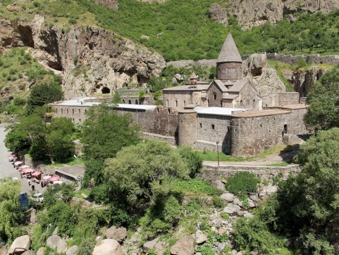 Монастырь Гегард в Армении весной, фото @Vyacheslav Argenberg/Wikimedia Commons Из Еревана стоит съездить в монастырь Гегард