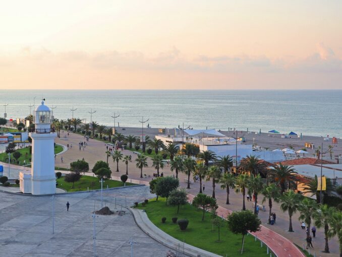 Море и пляж в апрельском Батуми, фото Svetlbel/Pixabay.com Батуми - температура воздуха в Грузии в апреле поднимается до +25 градусов Цельсия