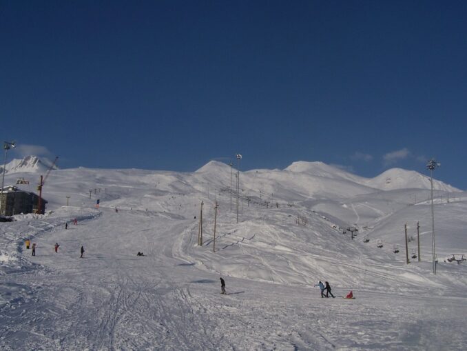 Горнолыжный курорт Гудаури, фото @rugbyxm/Wikimedia Commons В Гудаури в Грузии в апреле еще можно кататься на лыжах