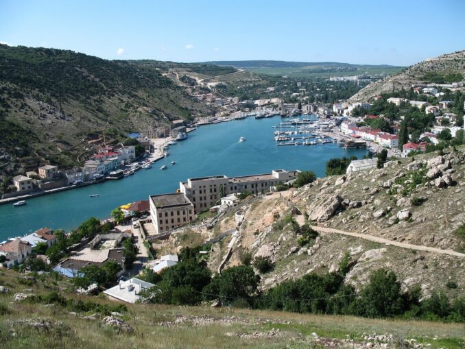 Бухта Балаклавы, фото @Denis Kamaev/Wikimedia Commons В Балаклаву стоит съездить в Крыму
