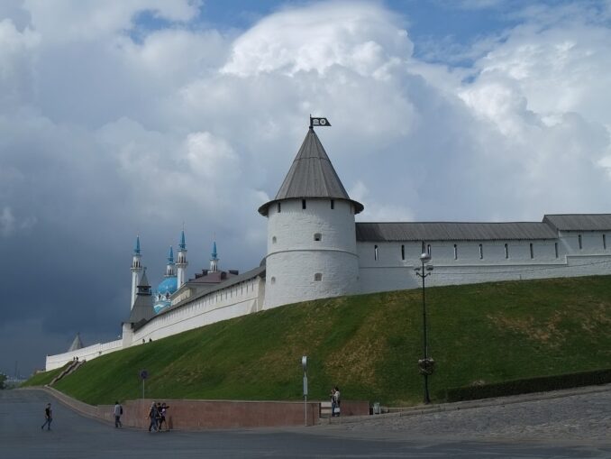 У стен Казанского Кремля в апреле, фото @John Perry/Wikimedia Commons Кремль и туристы - в апреле в Казани ходят в теплой одежде