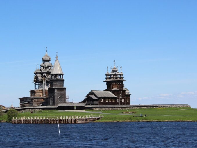 Остров Кижи на Онежском озере весной