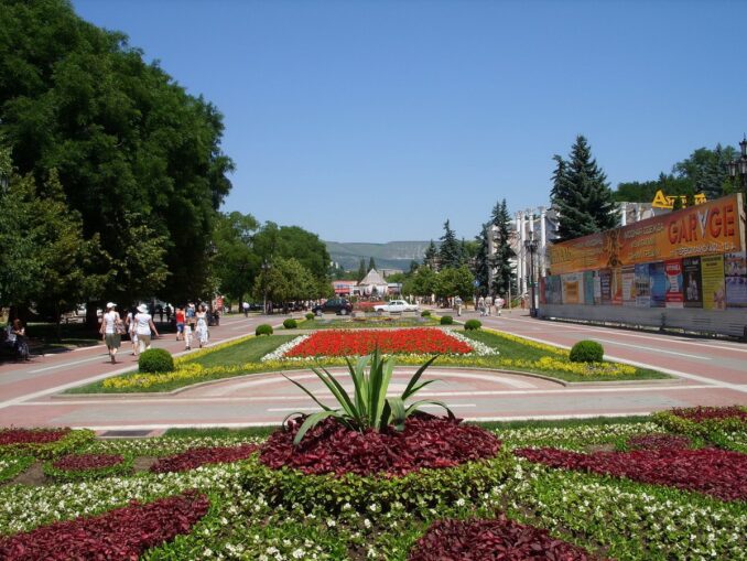 Курортный бульвар в Кисловодске, фото @LxAndrew/Wikimedia Commons Курортный бульвар - в Кисловодске в июне можно одеваться очень легко, по-летнему