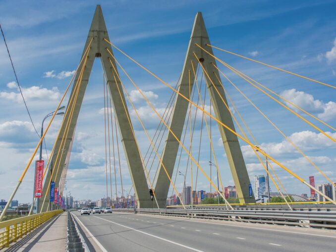 Мост Миллениум пересекает реку Казанку, фото alekseynemiro/Pixabay.com Мост Миллениум в Казани - символ города