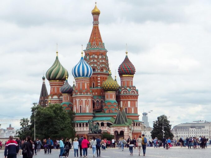 На Красной площади в Москве в мае, фото @DEZALB/Pixabay.com Собор Василия Блаженного - в мае в Москве можно одеваться в летнюю одежду, но куртки не повредят