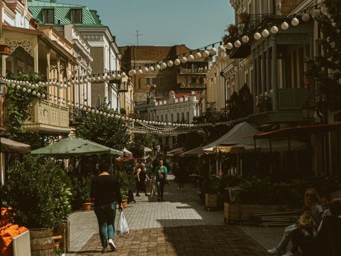 Улица Шардени в Тбилиси, фото @Lina Lisitsyna/pexels.com Шардени - температура воздуха в Тбилиси в мае поднимается до +25-30 градусов Цельсия