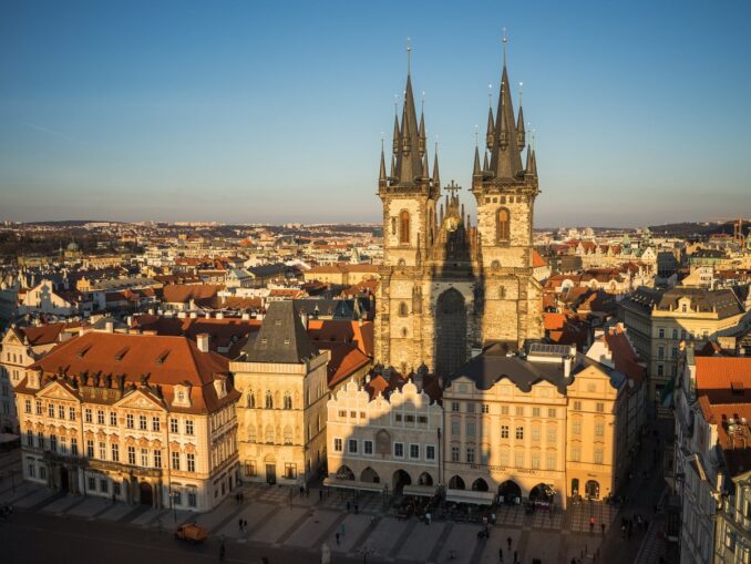 Тынская церковь на Староместской площади, фото Leonhard_Niederwimmer/Pixabay.com Староместскую площадь в Праге нужно посмотреть в первую очередь
