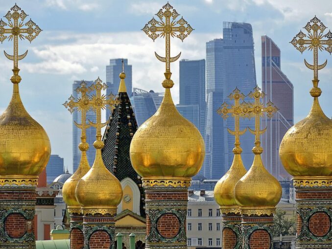 Крутицкое подворье на фоне современной Москвы, фото @Makalu/Pixabay.com Москва-Сити на фоне Крутицкого подворья