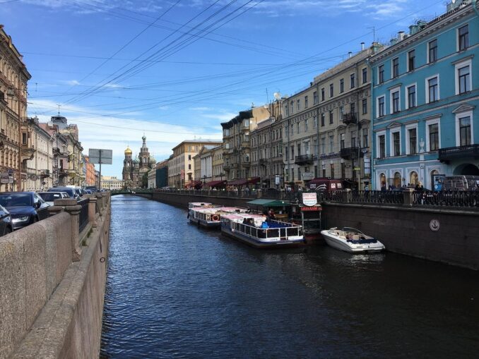 Канал Грибоедова в Санкт-Петербурге, фото johann1863/Pixabay.com Канал Грибоедова - в апреле в Санкт-Петербурге лучше одеваться потеплее