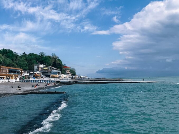 Сочинский пляж в мае, фото @Oleg Prachuk/pexels.com В море в Сочи в мае купаться еще рано