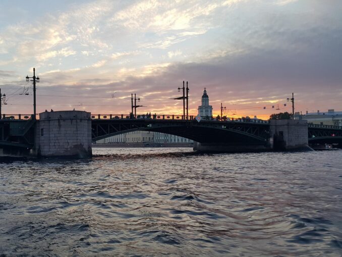 Во время белых ночей в Питере светло почти как днем
