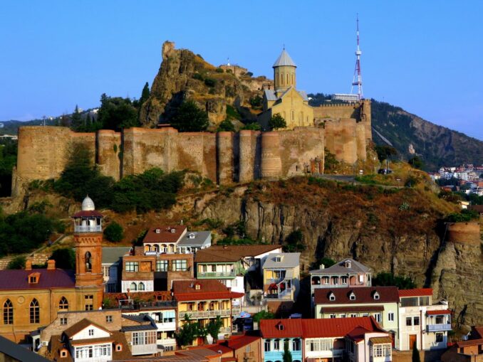Тбилиси в мае, фото @netlenka/pexels.com Нарикала в Тбилиси весной