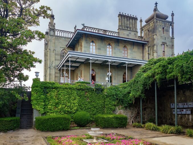 Алупкинский дворец рядом с Ялтой, фото @Bestalex/Wikimedia Commons Алупкинский дворец нужно обязательно посетить в Ялте