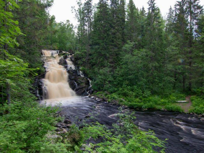Водопад Кивач, фото unsplash.com/@marina_davzhenok Водопад Кивач хочет увидеть в Карелии каждый первый