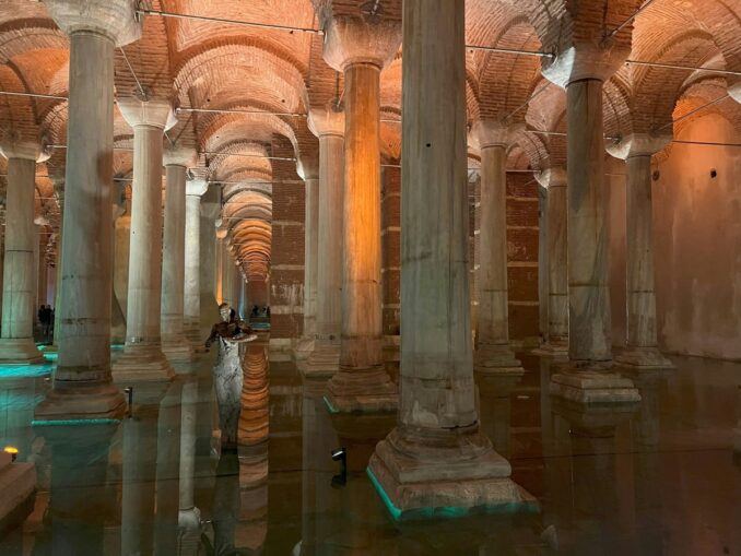 Цистерна Базилика в Стамбуле, фото unsplash.com/@martincasagrand Цистерна Базилика - одна из главных достопримечательностей Стамбула
