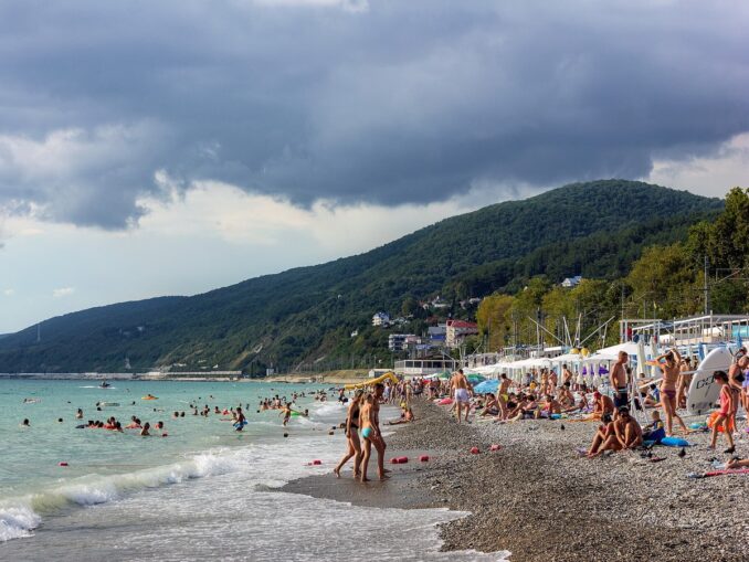 Пляж в Лазаревском, фото @Bestalex/Wikimedia Commons Пляж - в Лазаревском в России можно хорошо отдохнуть на море летом