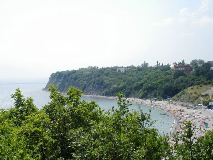Пляж в поселке Бетта в Краснодарском крае, фото @Андрей Александрович…/Wikimedia Commons Пляж в Бетте - в Краснодарский край чаще всего едут отдыхать в России на море