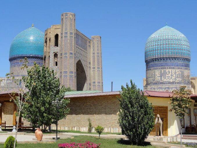 Соборная мечеть Биби-Ханум в Самарканде, фото @Fabio Achilli/Wikimedia Commons Мечеть Биби-Ханум в Узбекистане нужно посетить в любое время года