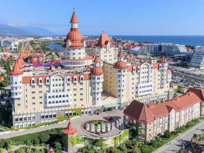 Вид на Адлер, фото @Stolbovsky/Wikimedia Commons Отель - в Адлере в июне можно сходить в Сочи-парк