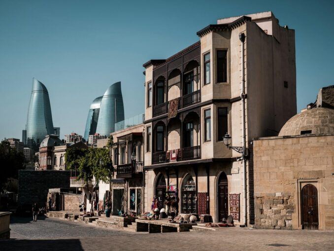 Улица Старого города, Баку, фото unsplash.com/@Teymur Mammadov Старый город - в июне в Баку стоит жаркая погода