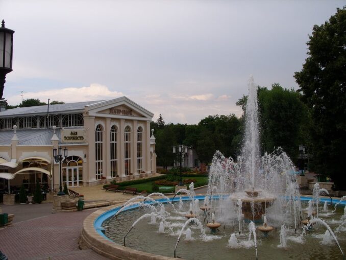 Курортный парк в Ессентуках, фото @LxAndrew/Wikimedia Commons В мае в Ессентуках лучше одеваться в непромокаммую одежду - бывает пасмурно и дождливо