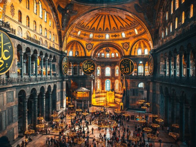 Айя София в Стамбуле, фото unsplash.com/@raimondklavins Айю Софию в первую очередь нужно посмотреть в Стамбуле