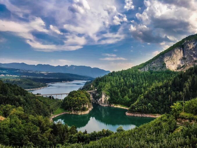 Озеро Гарда, фото @Leo/Pixabay.com Озеро Гарда - одно из самых красивых мест в Италии