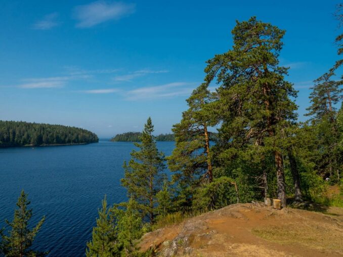 Озеро - в Карелии в июне не очень тепло, но очень красиво