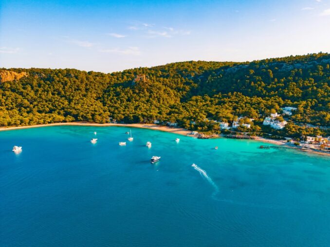 На пляже близ Кемера, фото @Arif Gündüz/pexels.com Пляж и море - уже в начале мая в Кемере можно купаться