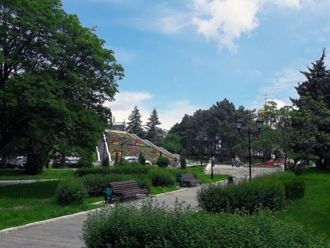 Сквер Льва Толстого, Пятигорск фото @MikSed/Wikimedia Commons Сквер имени Льва Толстого в Пятигорске весной весь в зелени