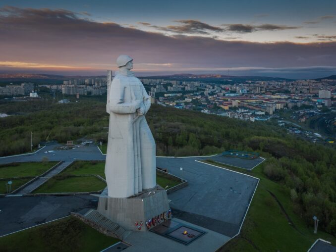 "Алеша" - в Мурманске летом время белых ночей