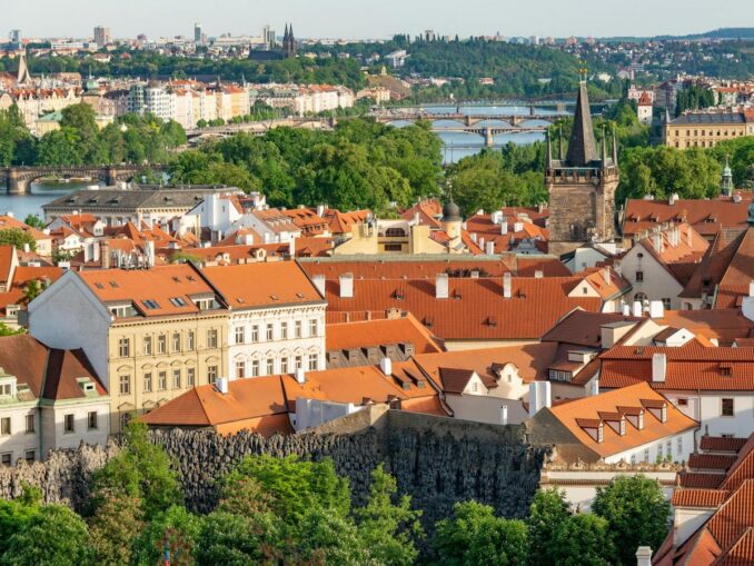 Вид на Прагу в мае, фото @Diego F.Parra/pexels.com В мае температура воздуха в Праге поднимается до +28 градусов Цельсия