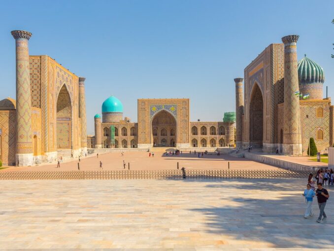 Площадь Регистан - визитная карточка Самарканда, фото @Bok/Wikimedia Commons Площадь Регистан - температура воздуха в Самарканде в мае поднимается выше +30 градусов Цельсия