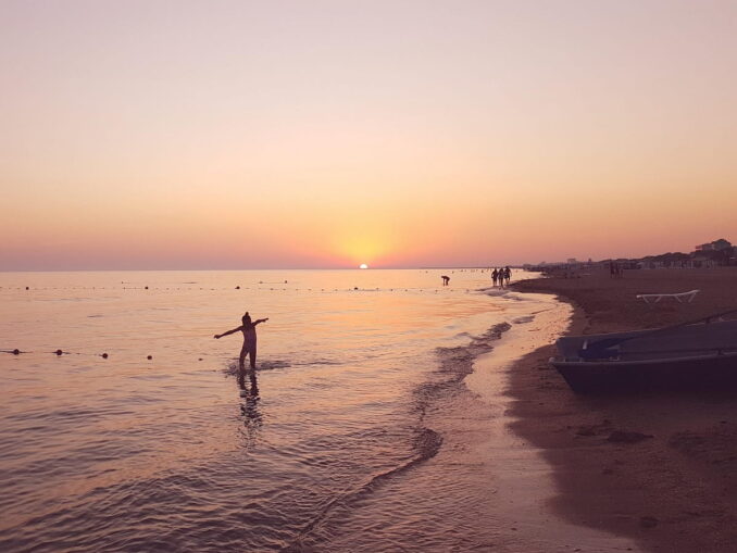 На море в Анапе, фото @geosts/Pixabay.com Море и пляж в Анапе в июне - можно купаться