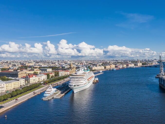 Круизный теплоход в Санкт-Петербурге, фото @A.Savin/Wikimedia Commons Круизный теплоход - навигация на Неве и в Ладожском озере возобновляется в конце весны