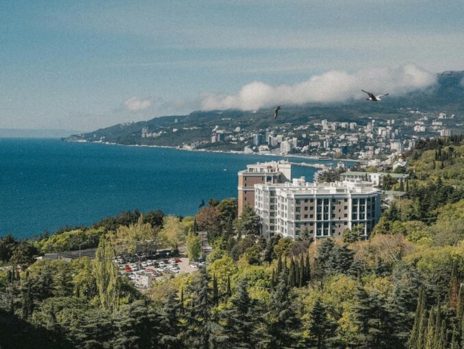 Вид на апрельскую Ялту, фото @Nadin Sh/pexels.com Температура воздуха в Ялте в апреле поднимается до +20 градусов Цельсия