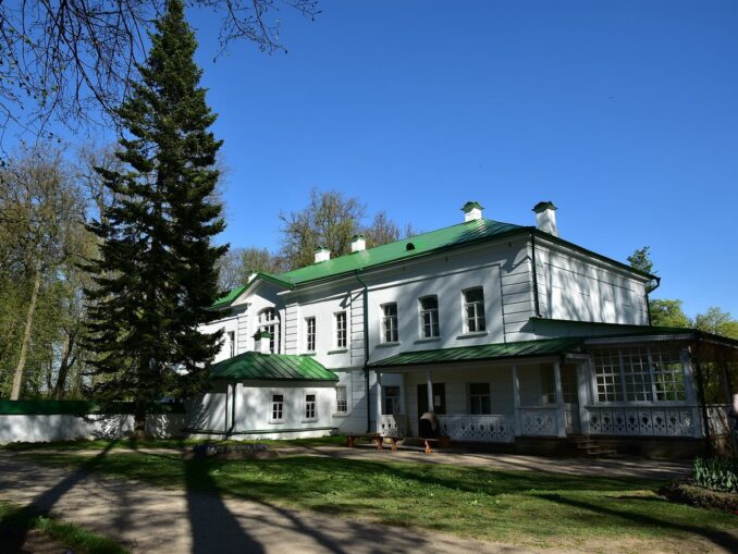 Музей "Ясная Поляна", главный усадебный дом, фото @Khugati/Wikimedia Commons Ясная Поляна - главная достопримечательность Тульской области
