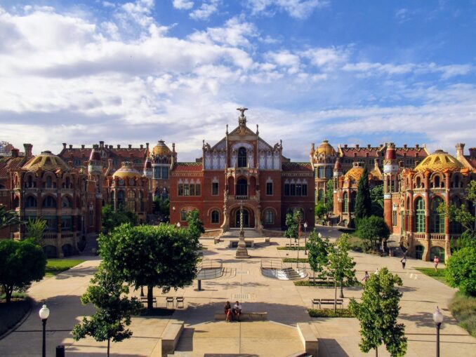 Госпиталь Сан-Пау в Барселоне весной, фото @dkatana-1469103/Pixabay.com Сан-Пау - температура воздуха в Барселоне в мае редко поднимается выше +28 градусов Цельсия