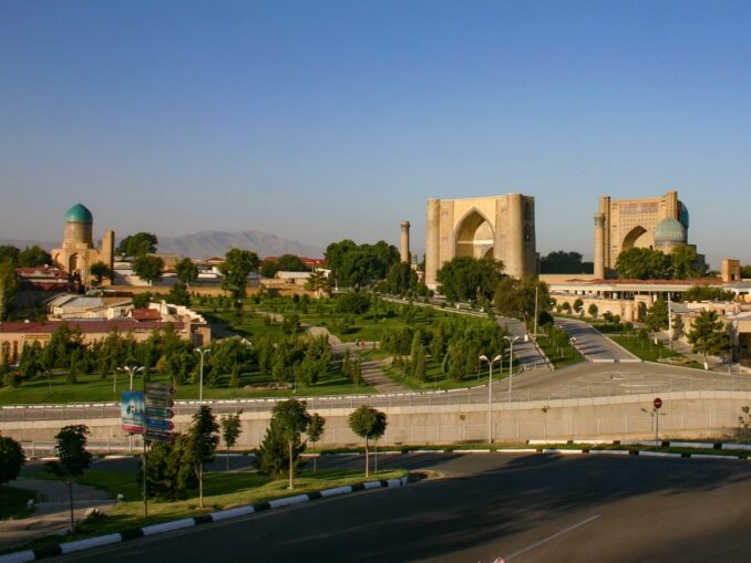 Мечеть Биби-Ханум в Самарканде, фото @Nikolai Bulykin/Wikimedia Commons В Самарканде стоит сходить в мечеть Биби-Ханум