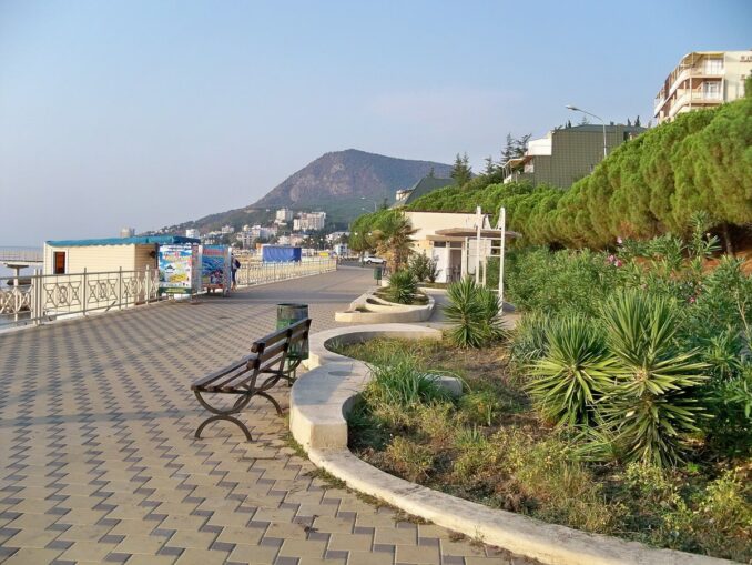 Солнечный день в Алуше в мае, фото @Neovitaha777/Wikimedia Commons Температура воздуха в Алуште в мае достигает+24-28 градусов Цельсия