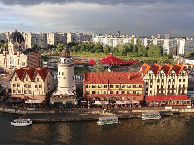 Вид на "Рыбную деревню" в Калининграде, фото @Александр Сигачёв/Wikimedia Commons "Рыбная деревня" - в Калининграде в июле тепло, но не всегда солнечно